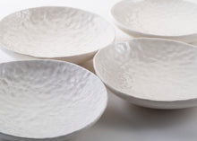 Charger l'image dans la galerie, collection traces de Marianne Chemla (m-céramique): Bol blanc doux. Fait à la main et texturé avec les doigts. Blanc doux avec glaçure transparente. Porcelaine cuite à 2232 °F.