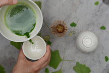 Charger l'image dans la galerie, Collection "Bouleau Blanc" de Marianne Chemla (m céramique): L'ensemble de thé comprend une théière Hiroko, théière ouverte pour préparer le matcha, et deux tasses Eegyutak. Ces objets de thé, tournés sur un tour de potier, sont décorés à la main avec des traits de "crayon". Blanc doux avec des petits traits de crayon couleur graphite et une glaçure transparente. Porcelaine cuite à 2232 °F.  Modifier le texte alternatif