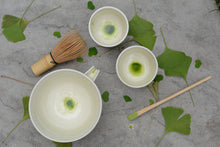 Charger l'image dans la galerie, Collection "Bouleau Blanc" de Marianne Chemla (m céramique): L'ensemble de thé comprend une théière Hiroko, théière ouverte pour préparer le matcha, et deux tasses Eegyutak. Ces objets de thé, tournés sur un tour de potier, sont décorés à la main avec des traits de "crayon". Blanc doux avec des petits traits de crayon couleur graphite et une glaçure transparente. Porcelaine cuite à 2232 °F.  Modifier le texte alternatif