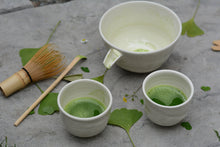 Charger l'image dans la galerie, Collection "Bouleau Blanc" de Marianne Chemla (m céramique): L'ensemble de thé comprend une théière Hiroko, théière ouverte pour préparer le matcha, et deux tasses Eegyutak. Ces objets de thé, tournés sur un tour de potier, sont décorés à la main avec des traits de "crayon". Blanc doux avec des petits traits de crayon couleur graphite et une glaçure transparente. Porcelaine cuite à 2232 °F.  Modifier le texte alternatif