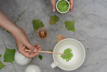 Charger l'image dans la galerie, Collection "Bouleau Blanc" de Marianne Chemla (m céramique): L'ensemble de thé comprend une théière Hiroko, théière ouverte pour préparer le matcha, et deux tasses Eegyutak.  Ces objets de thé, tournés sur un tour de potier, sont décorés à la main avec des traits de "crayon".  Blanc doux avec des petits traits de crayon couleur graphite et une glaçure transparente. Porcelaine cuite à 2232 °F.