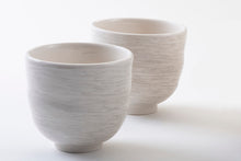 Charger l'image dans la galerie, Collection "Bouleau Blanc" de Marianne Chemla (m céramique): Tasse Eegyutak Tasses pour le thé. Tournée sur un tour de potier et décorée à la main avec des traits de "crayon". Blanc doux avec des petits traits de crayon couleur graphite et une glaçure transparente. Porcelaine cuite à 2232 °F.