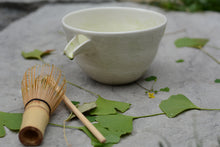 Load image into Gallery viewer, Collection "Bouleau Blanc" de Marianne Chemla (m céramique): Théière "Hiroko"  Théière ouverte pour préparer le matcha. Tournée sur un tour de potier et décorée à la main avec des traits de "crayon".   Blanc doux avec des petits traits de crayon couleur graphite et une glaçure transparente. Porcelaine cuite à 2232 °F.