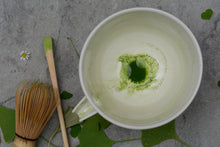 Load image into Gallery viewer, Collection "Bouleau Blanc" de Marianne Chemla (m céramique): Théière "Hiroko" Théière ouverte pour préparer le matcha. Tournée sur un tour de potier et décorée à la main avec des traits de "crayon". Blanc doux avec des petits traits de crayon couleur graphite et une glaçure transparente. Porcelaine cuite à 2232 °F.