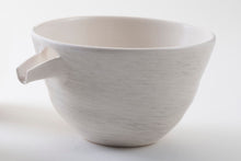 Load image into Gallery viewer, Collection "Bouleau Blanc" de Marianne Chemla (m céramique): Théière "Hiroko" Théière ouverte pour préparer le matcha. Tournée sur un tour de potier et décorée à la main avec des traits de "crayon". Blanc doux avec des petits traits de crayon couleur graphite et une glaçure transparente. Porcelaine cuite à 2232 °F.