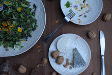 Charger l'image dans la galerie, Collection Traces de Marianne Chemla (m céramique) Un saladier minimaliste et organique qui évoque une feuille ou un coquillage. Sa forme est créée par le mouvement de la galette de porcelaine qui tombe dans le moule. Chaque saladier est unique, fait à la main et texturé avec les doigts. Blanc doux avec glaçure transparente. Porcelaine cuite à 2232 °F.