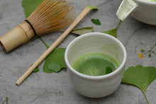 Charger l'image dans la galerie, Collection "Bouleau Blanc" de Marianne Chemla (m céramique): Tasse Eegyutak Tasses pour le thé. Tournée sur un tour de potier et décorée à la main avec des traits de "crayon".   Blanc doux avec des petits traits de crayon couleur graphite et une glaçure transparente. Porcelaine cuite à 2232 °F.