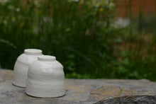 Charger l'image dans la galerie, Collection "Bouleau Blanc" de Marianne Chemla (m céramique): Tasse Eegyutak Tasses pour le thé. Tournée sur un tour de potier et décorée à la main avec des traits de "crayon". Blanc doux avec des petits traits de crayon couleur graphite et une glaçure transparente. Porcelaine cuite à 2232 °F.