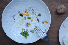 Charger l'image dans la galerie, collection traces de Marianne Chemla (m-céramique): Bol blanc doux. Fait à la main et texturé avec les doigts. Blanc doux avec glaçure transparente. Porcelaine cuite à 2232 °F.