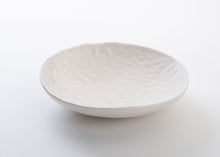Charger l'image dans la galerie, collection traces de Marianne Chemla (m-céramique): Bol blanc doux. Fait à la main et texturé avec les doigts. Blanc doux avec glaçure transparente. Porcelaine cuite à 2232 °F.