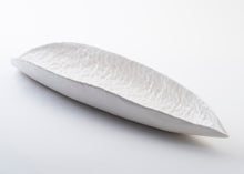 Charger l'image dans la galerie, collection traces de Marianne Chemla (m-céramique): Corbeil à fruits ou à légumes. Fait à la main et texturé avec les doigts. Blanc doux avec glaçure transparente. Porcelaine cuite à 2232 °F.
