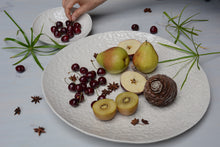 Charger l'image dans la galerie, Collection Traces de Marianne Chemla (m céramique) Un grand et élégant plat de service. Peut être à la fois décoratif ou pour partager vos plats cuisinés. Chaque plat est fait à la main et texturé avec les doigts.  Blanc doux avec glaçure transparente avec ou sans lignes teintées en bleu-gris. Porcelaine cuite à 2232 °F.