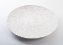 Charger l'image dans la galerie, Collection Traces de Marianne Chemla (m céramique) Un grand et élégant plat de service. Peut être à la fois décoratif ou pour partager vos plats cuisinés. Chaque plat est fait à la main et texturé avec les doigts. Blanc doux avec glaçure transparente. Porcelaine cuite à 2232 °F.