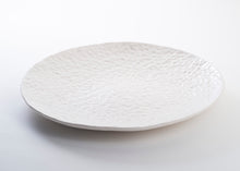 Charger l'image dans la galerie, Collection Traces de Marianne Chemla (m céramique) Un grand et élégant plat de service. Peut être à la fois décoratif ou pour partager vos plats cuisinés. Chaque plat est fait à la main et texturé avec les doigts. Blanc doux avec glaçure transparente.  Porcelaine cuite à 2232 °F.