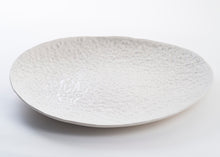 Charger l'image dans la galerie, Collection Traces de Marianne Chemla (m céramique) Un grand et élégant plat de service. Peut être à la fois décoratif ou pour partager vos plats cuisinés. Chaque plat est fait à la main et texturé avec les doigts. Blanc doux avec glaçure transparente avec lignes teintées en bleu-gris. Porcelaine cuite à 2232 °F.
