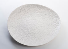 Charger l'image dans la galerie, Collection Traces de Marianne Chemla (m céramique) Un grand et élégant plat de service. Peut être à la fois décoratif ou pour partager vos plats cuisinés. Chaque plat est fait à la main et texturé avec les doigts. Blanc doux avec glaçure transparente avec  lignes teintées en bleu-gris. Porcelaine cuite à 2232 °F.