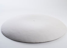 Charger l'image dans la galerie, Collection Traces de Marianne Chemla (m céramique) Un grand et élégant plat de service. Peut être à la fois décoratif ou pour partager vos plats cuisinés. Chaque plat est fait à la main et texturé avec les doigts. Blanc doux avec glaçure transparente avec ou sans lignes teintées en bleu-gris. Porcelaine cuite à 2232 °F.