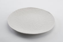 Charger l'image dans la galerie, collection traces de Marianne Chemla (m-céramique): Assiettes offertes en 4 formats. Fait à la main et texturé avec les doigts. Blanc doux avec glaçure transparente. Porcelaine cuite à 2232 °F.