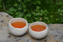 Charger l'image dans la galerie, Collection Islande de Marianne Chemla (m céramique): Pot pincé "Islande" Un pot créé à partir d’une boule de porcelaine, en pinçant l’argile avec les doigts. Peut être utiliser pour le thé, les épices, entre autres. Fait à la main, chacun est unique. Blanc doux avec un pigment gris ou de manganèse. Porcelaine cuite à 2232 °F.