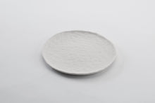 Charger l'image dans la galerie, collection traces de Marianne Chemla (m-céramique): Assiettes offertes en 4 formats. Fait à la main et texturé avec les doigts. Blanc doux avec glaçure transparente. Porcelaine cuite à 2232 °F.