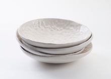 Charger l'image dans la galerie, collection traces de Marianne Chemla (m-céramique): Bol blanc doux. Fait à la main et texturé avec les doigts. Blanc doux avec glaçure transparente. Porcelaine cuite à 2232 °F.