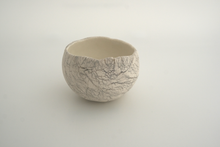 Charger l'image dans la galerie, Collection Islande de Marianne Chemla (m céramique): Pot pincé "Islande" Un pot créé à partir d’une boule de porcelaine, en pinçant l’argile avec les doigts. Peut être utiliser pour le thé, les épices, entre autres. Fait à la main, chacun est unique. Blanc doux avec un pigment gris ou de manganèse. Porcelaine cuite à 2232 °F.
