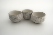 Charger l'image dans la galerie, Collection Islande de Marianne Chemla (m céramique): Pot pincé "Islande" Un pot créé à partir d’une boule de porcelaine, en pinçant l’argile avec les doigts. Peut être utiliser pour le thé, les épices, entre autres. Fait à la main, chacun est unique. Blanc doux avec un pigment gris ou de manganèse. Porcelaine cuite à 2232 °F.