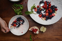 Charger l'image dans la galerie, Collection Traces de Marianne Chemla (m céramique) Un saladier minimaliste et organique qui évoque une feuille ou un coquillage. Sa forme est créée par le mouvement de la galette de porcelaine qui tombe dans le moule. Chaque saladier est unique, fait à la main et texturé avec les doigts. Blanc doux avec glaçure transparente. Porcelaine cuite à 2232 °F.