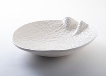Charger l'image dans la galerie, Collection Traces de Marianne Chemla (m céramique) Un saladier minimaliste et organique qui évoque une feuille ou un coquillage. Sa forme est créée par le mouvement de la galette de porcelaine qui tombe dans le moule. Chaque saladier est unique, fait à la main et texturé avec les doigts. Blanc doux avec glaçure transparente. Porcelaine cuite à 2232 °F.