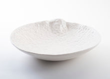 Charger l'image dans la galerie, Collection Traces de Marianne Chemla (m céramique) Un saladier minimaliste et organique qui évoque une feuille ou un coquillage. Sa forme est créée par le mouvement de la galette de porcelaine qui tombe dans le moule. Chaque saladier est unique, fait à la main et texturé avec les doigts. Blanc doux avec glaçure transparente. Porcelaine cuite à 2232 °F.