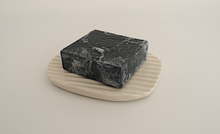 Charger l'image dans la galerie, Collection "Maison" de Marianne Chemla (m céramique): Savonnier "Méli" créé par Mélinda Hart (hART Architecture) et Marianne Chemla. Élégant et minimaliste dans son design, un objet très agréable à utiliser au quotidien. Fabriqué à la main, chacun est unique. Blanc doux avec glaçure transparente. Porcelaine cuite à 2232 °F.