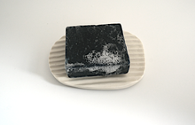 Charger l'image dans la galerie, Collection "Maison" de Marianne Chemla (m céramique): Savonnier "Méli" créé par Mélinda Hart (hART Architecture) et Marianne Chemla. Élégant et minimaliste dans son design, un objet très agréable à utiliser au quotidien. Fabriqué à la main, chacun est unique. Blanc doux avec glaçure transparente. Porcelaine cuite à 2232 °F.