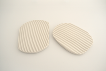 Charger l'image dans la galerie, Collection "Maison" de Marianne Chemla (m céramique): Savonnier "Méli" créé par Mélinda Hart (hART Architecture) et Marianne Chemla. Élégant et minimaliste dans son design, un objet très agréable à utiliser au quotidien. Fabriqué à la main, chacun est unique. Blanc doux avec glaçure transparente. Porcelaine cuite à 2232 °F.