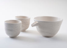 Charger l'image dans la galerie, Collection "Bouleau Blanc" de Marianne Chemla (m céramique): L'ensemble de thé comprend une théière Hiroko, théière ouverte pour préparer le matcha, et deux tasses Eegyutak. Ces objets de thé, tournés sur un tour de potier, sont décorés à la main avec des traits de "crayon". Blanc doux avec des petits traits de crayon couleur graphite et une glaçure transparente. Porcelaine cuite à 2232 °F.  Modifier le texte alternatif