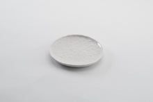 Charger l'image dans la galerie, collection traces de Marianne Chemla (m-céramique): Assiettes offertes en 4 formats. Fait à la main et texturé avec les doigts. Blanc doux avec glaçure transparente. Porcelaine cuite à 2232 °F.