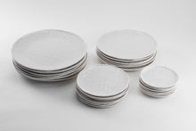 Load image into Gallery viewer, collection traces de Marianne Chemla (m-céramique): Assiettes offertes en 4 formats. Fait à la main et texturé avec les doigts. Blanc doux avec glaçure transparente. Porcelaine cuite à 2232 °F.
