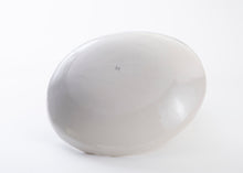 Charger l&#39;image dans la galerie, collection traces de Marianne Chemla (m-céramique): Bol blanc doux. Fait à la main et texturé avec les doigts. Blanc doux avec glaçure transparente. Porcelaine cuite à 2232 °F.
