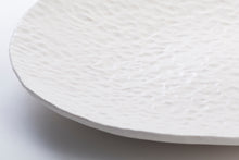Charger l&#39;image dans la galerie, Collection Traces de Marianne Chemla (m céramique) Un grand et élégant plat de service. Peut être à la fois décoratif ou pour partager vos plats cuisinés. Chaque plat est fait à la main et texturé avec les doigts. Blanc doux avec glaçure transparente. Porcelaine cuite à 2232 °F.
