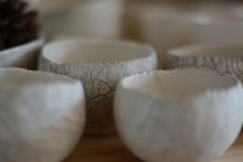 Load image into Gallery viewer, Collection Islande de Marianne Chemla (m céramique): Pot pincé &quot;Islande&quot; Un pot créé à partir d’une boule de porcelaine, en pinçant l’argile avec les doigts. Peut être utiliser pour le thé, les épices, entre autres. Fait à la main, chacun est unique.  Blanc doux avec un pigment gris ou de manganèse.  Porcelaine cuite à 2232 °F.
