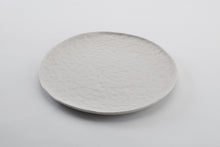 Charger l&#39;image dans la galerie, collection traces de Marianne Chemla (m-céramique): Assiettes offertes en 4 formats. Fait à la main et texturé avec les doigts. Blanc doux avec glaçure transparente. Porcelaine cuite à 2232 °F.
