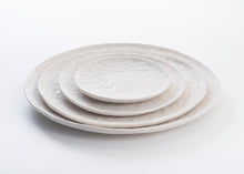 Charger l&#39;image dans la galerie, collection traces de Marianne Chemla (m-céramique): Assiettes offertes en 4 formats. Fait à la main et texturé avec les doigts.  Blanc doux avec glaçure transparente. Porcelaine cuite à 2232 °F.
